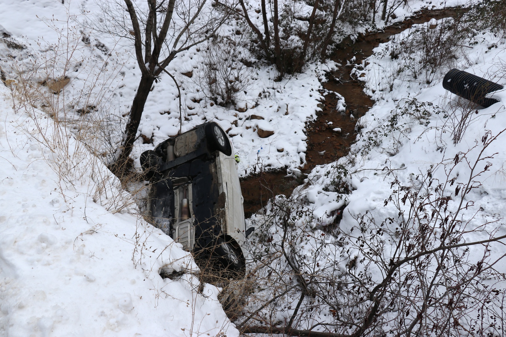 Gümüşhane’de otomobil köprüden yuvarlandı: 2 yaralı 6