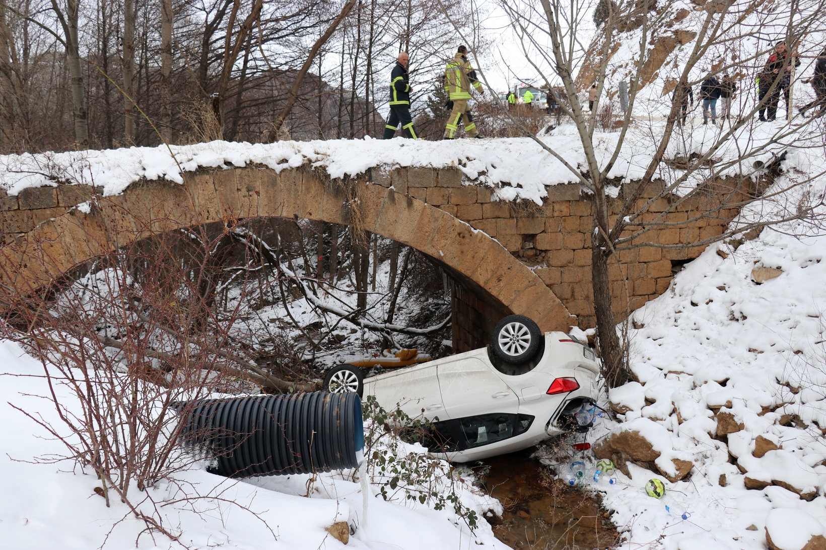 Gümüşhane’de otomobil köprüden yuvarlandı: 2 yaralı 4