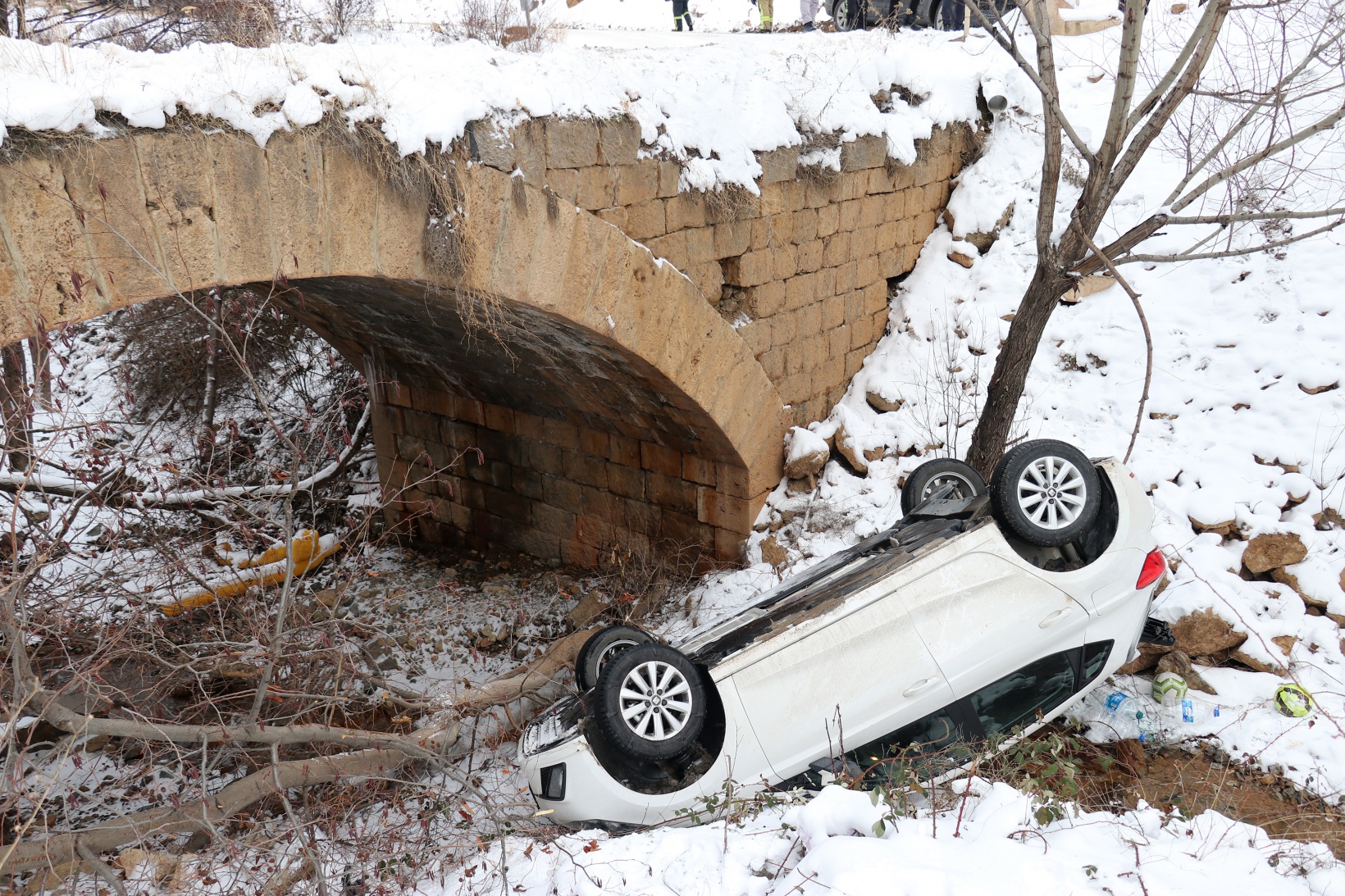 Gümüşhane’de otomobil köprüden yuvarlandı: 2 yaralı 3