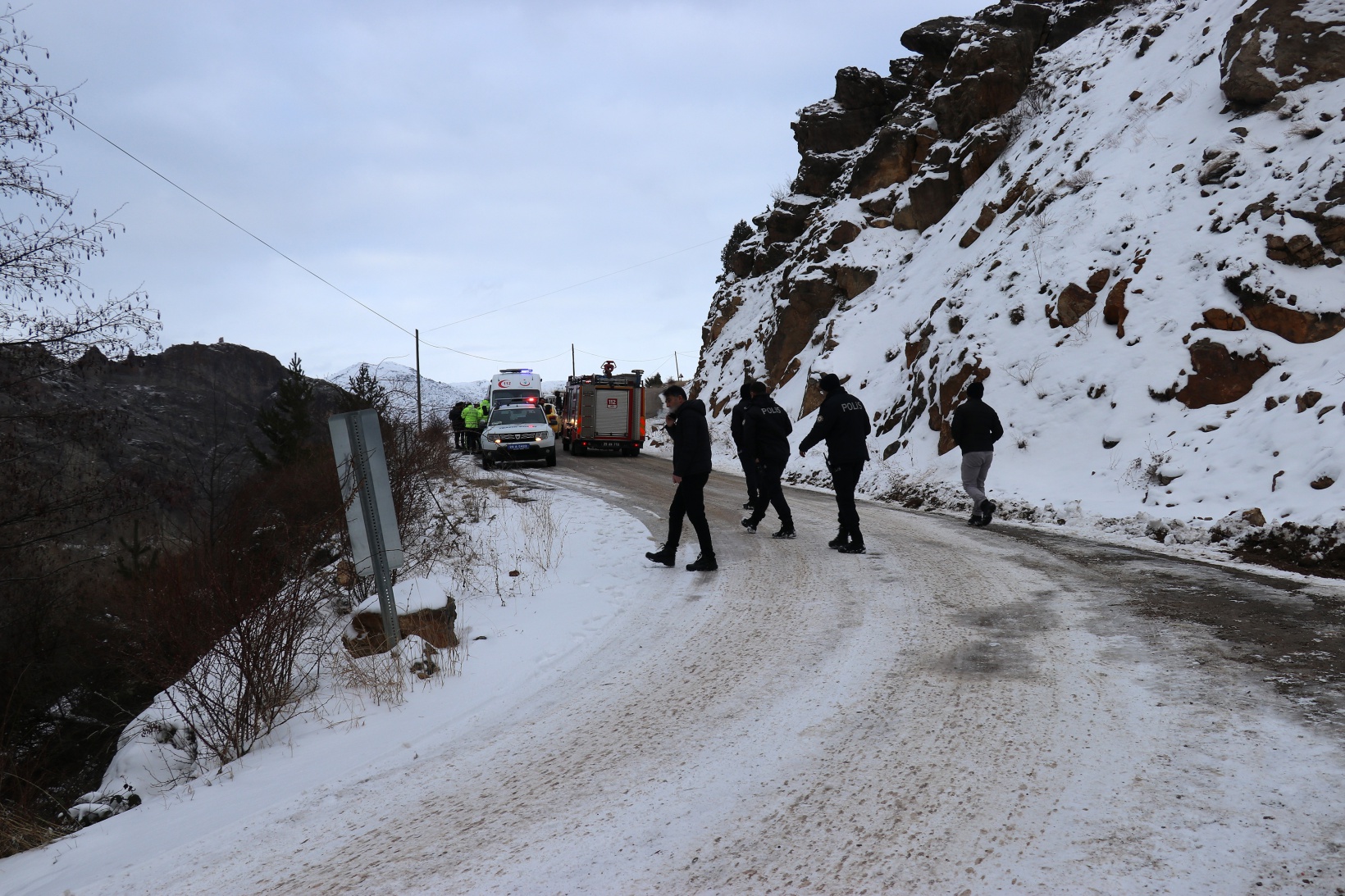 Gümüşhane’de otomobil köprüden yuvarlandı: 2 yaralı 1