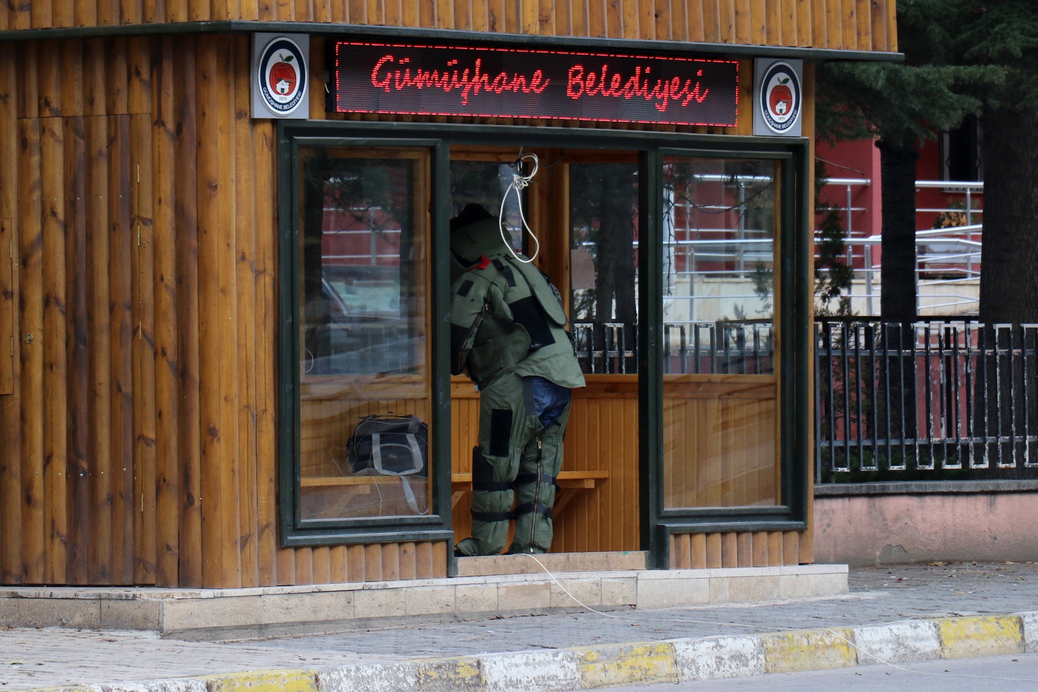 Gümüşhane’de şüpheli çantada elbise ve oyuncak çıktı 15