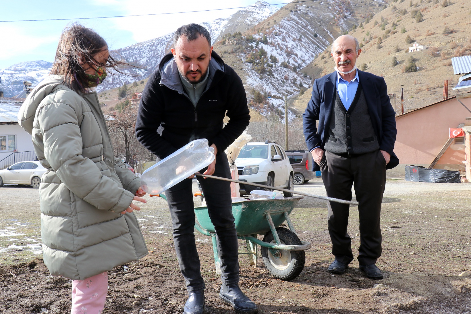 Gümüşhane’de çocuklar kuş yemliği yaparak mutlu oluyor 7