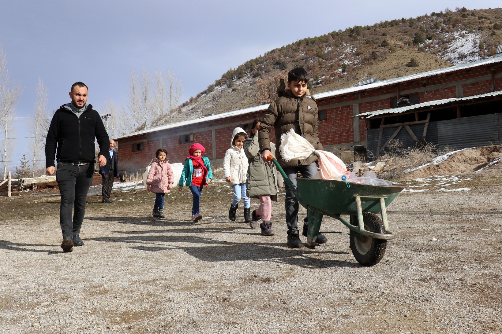 Gümüşhane’de çocuklar kuş yemliği yaparak mutlu oluyor 10