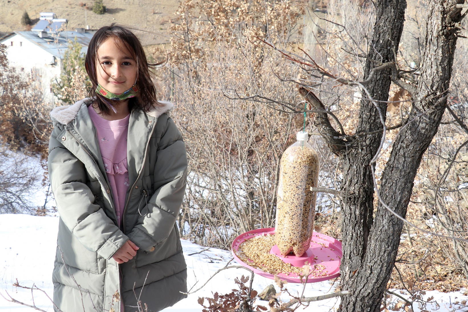Gümüşhane’de çocuklar kuş yemliği yaparak mutlu oluyor 9