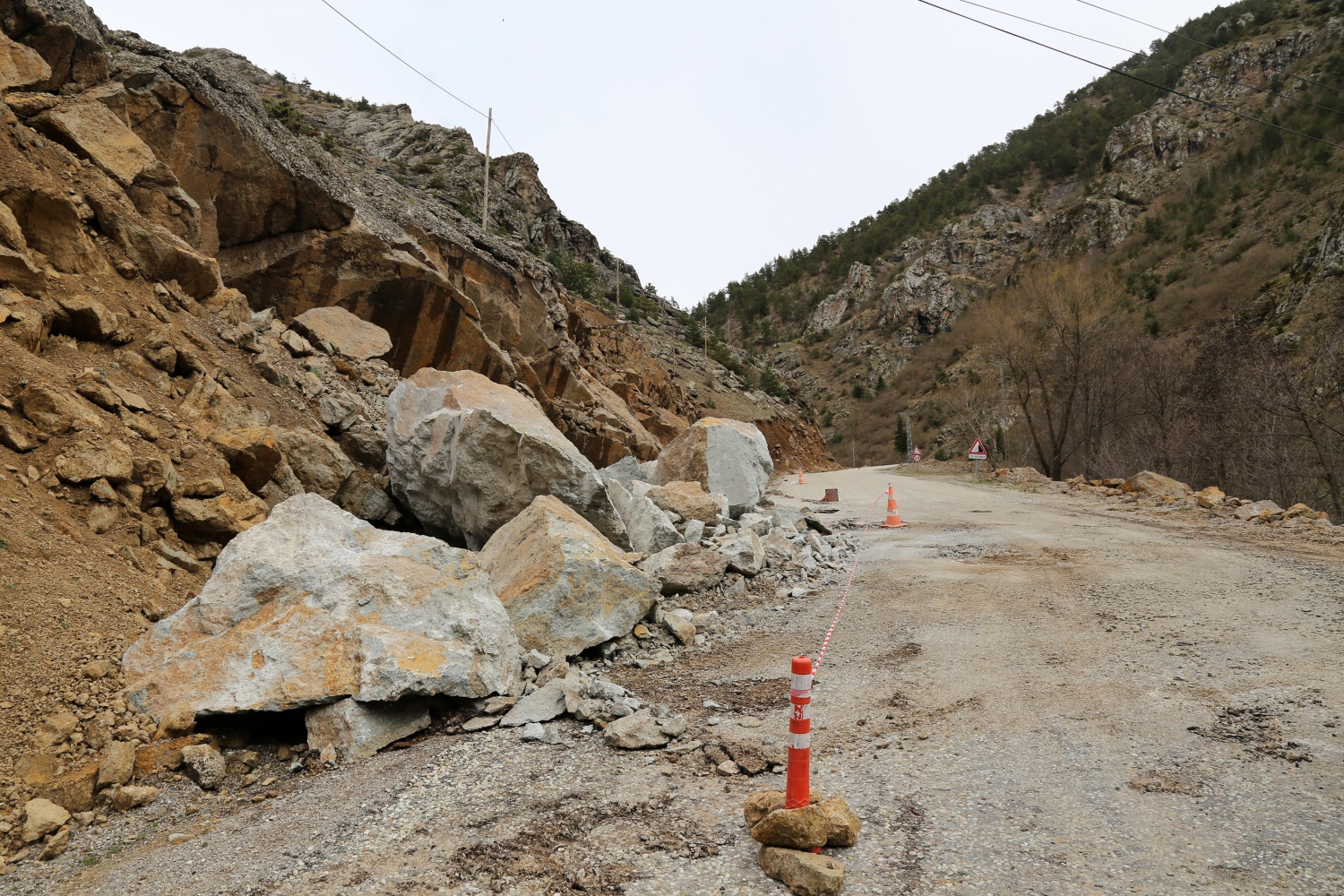 Gümüşhane köy yollarında karla mücadele bitti ‘taşla’ mücadele başladı 13
