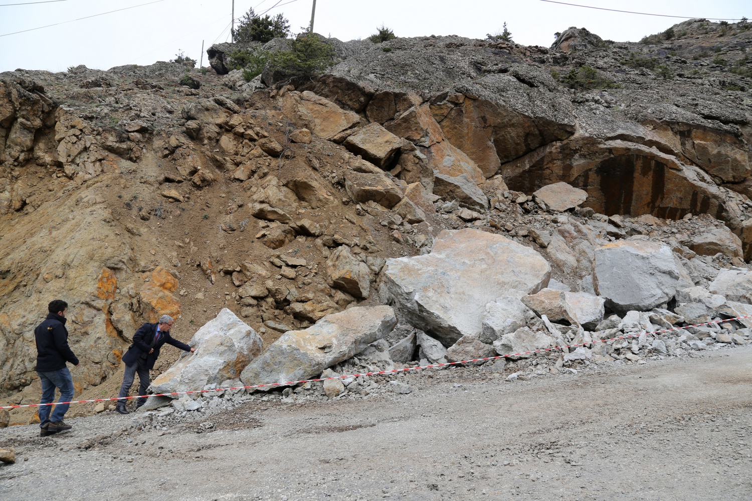 Gümüşhane köy yollarında karla mücadele bitti ‘taşla’ mücadele başladı 7