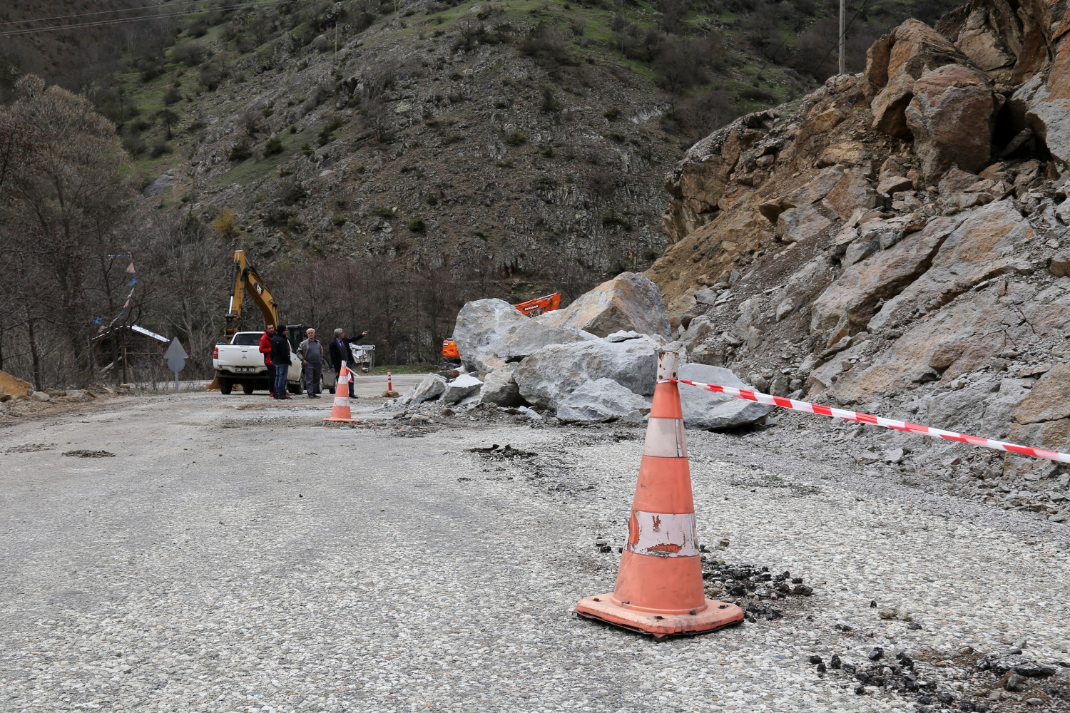 Gümüşhane köy yollarında karla mücadele bitti ‘taşla’ mücadele başladı 14
