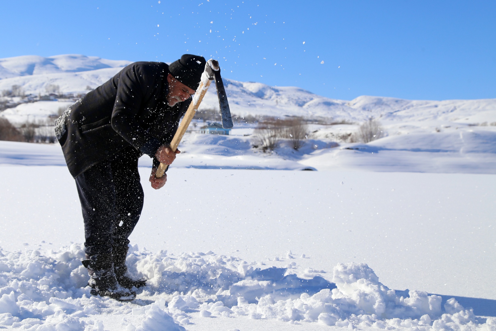 Baraj gölündeki 40 santimlik buzu kazma ile kırıp balık tutuyorlar 15