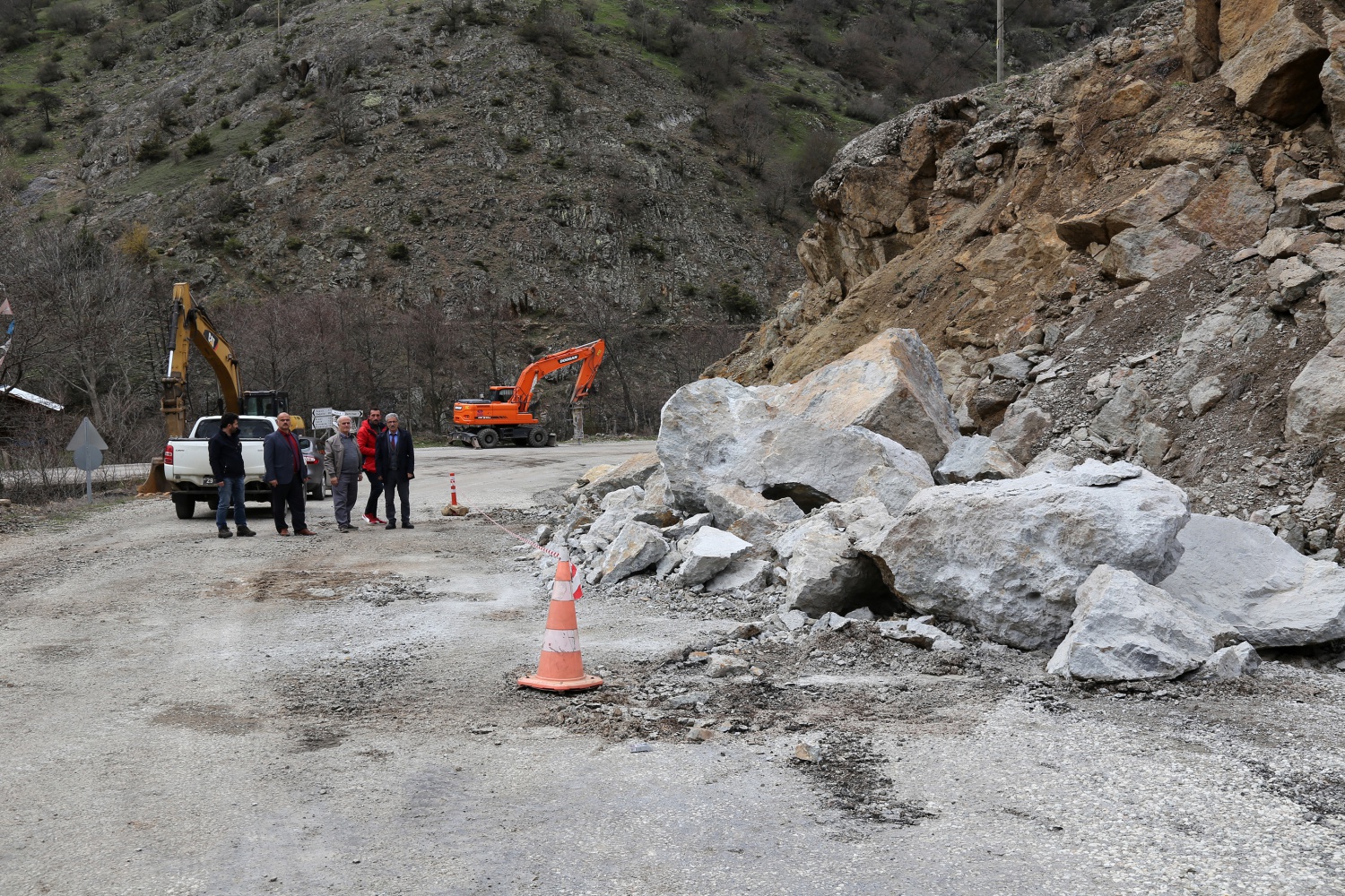 Gümüşhane köy yollarında karla mücadele bitti ‘taşla’ mücadele başladı 10