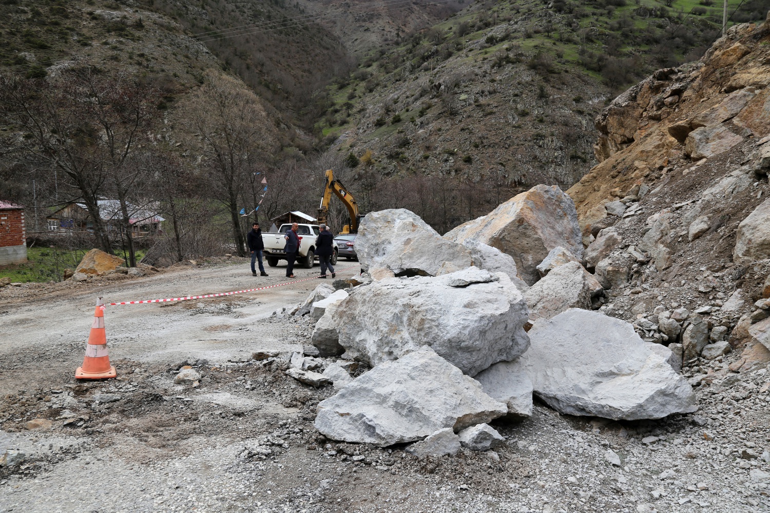 Gümüşhane köy yollarında karla mücadele bitti ‘taşla’ mücadele başladı 11