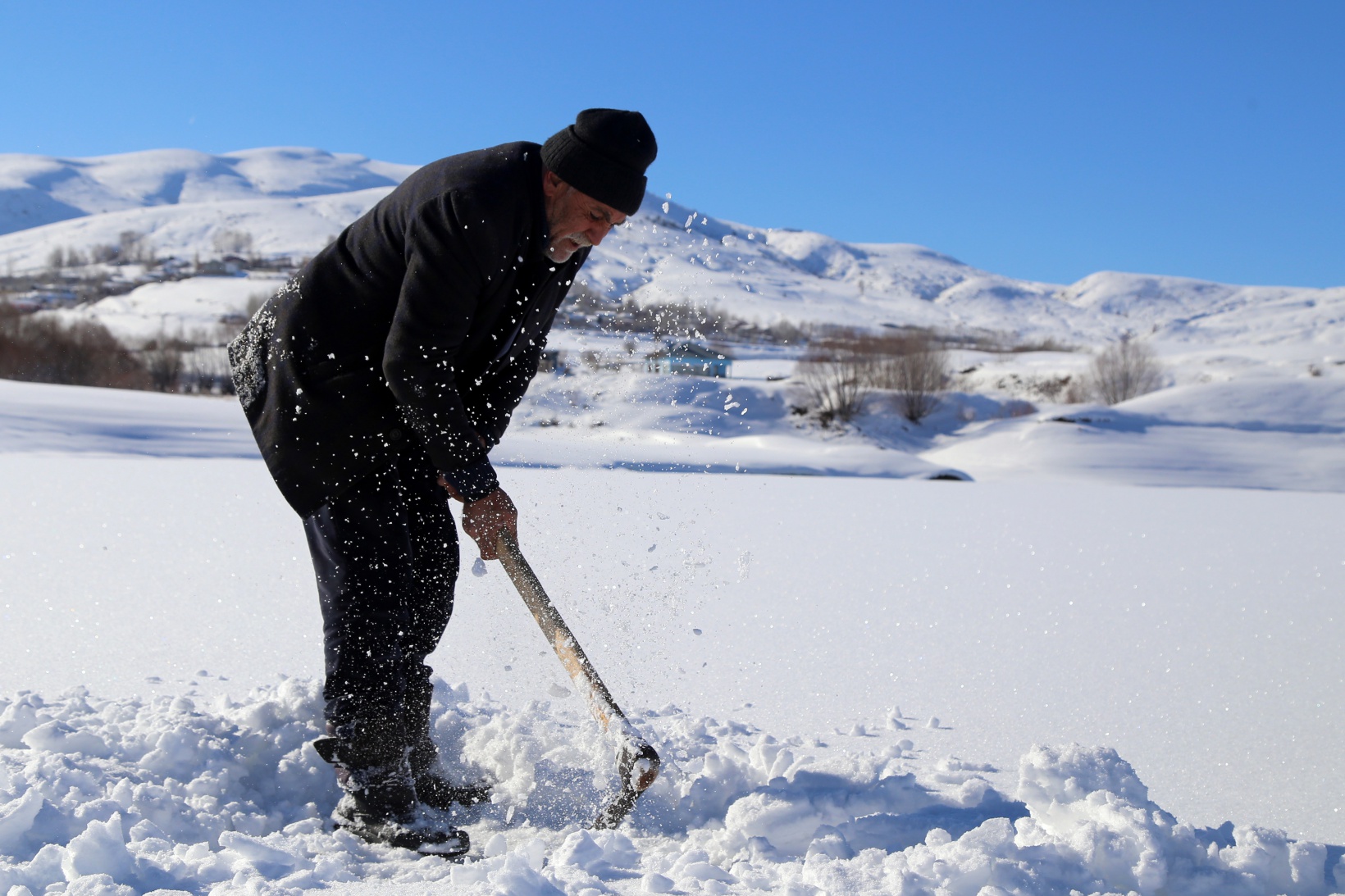 Baraj gölündeki 40 santimlik buzu kazma ile kırıp balık tutuyorlar 9