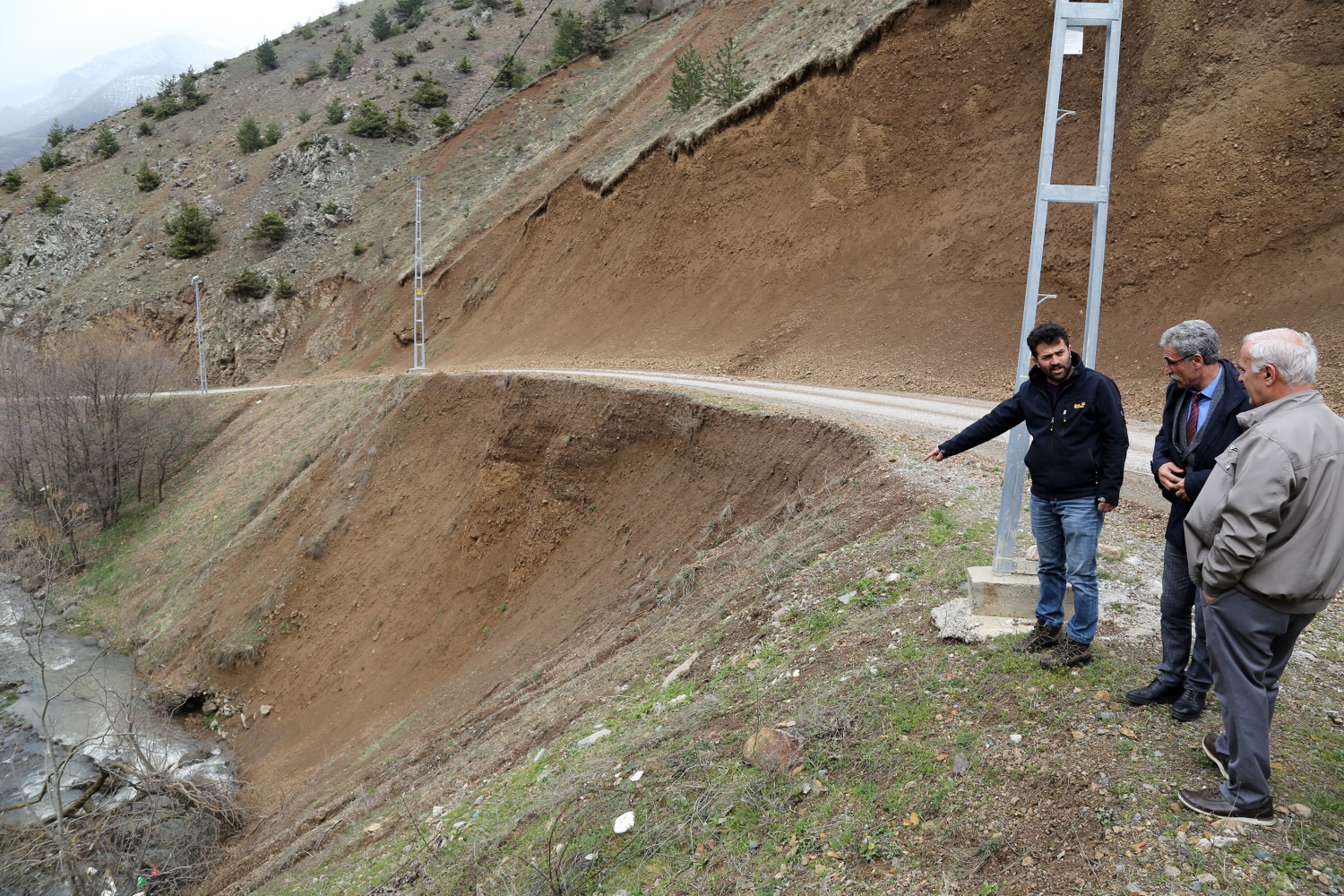 Gümüşhane köy yollarında karla mücadele bitti ‘taşla’ mücadele başladı 9