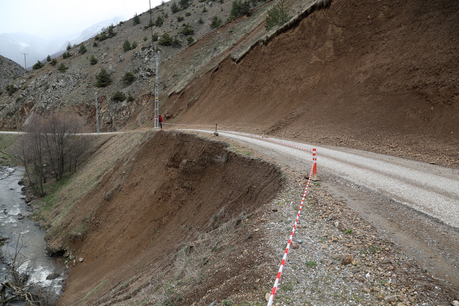 Gümüşhane köy yollarında karla mücadele bitti ‘taşla’ mücadele başladı 15