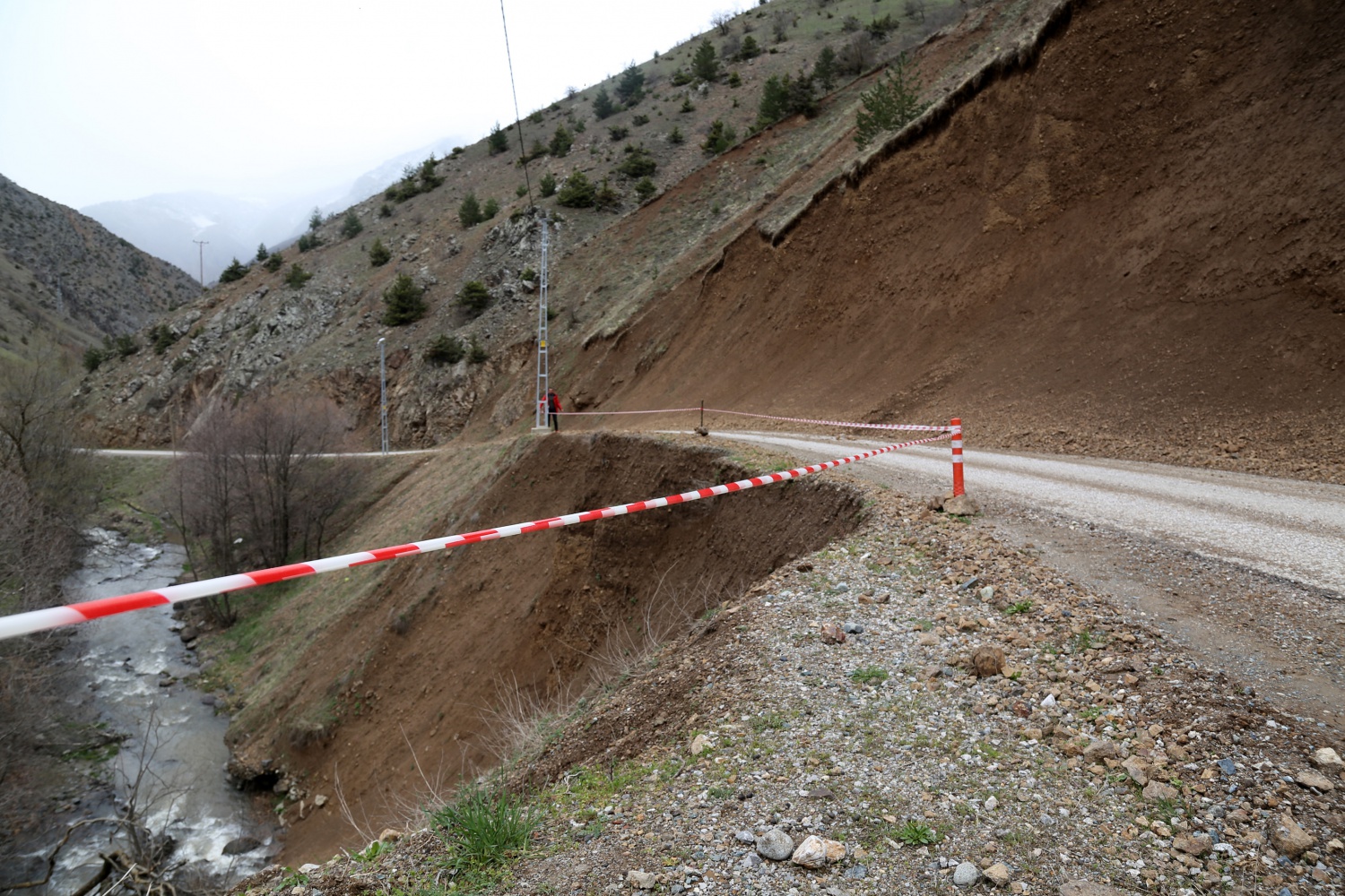 Gümüşhane köy yollarında karla mücadele bitti ‘taşla’ mücadele başladı 3