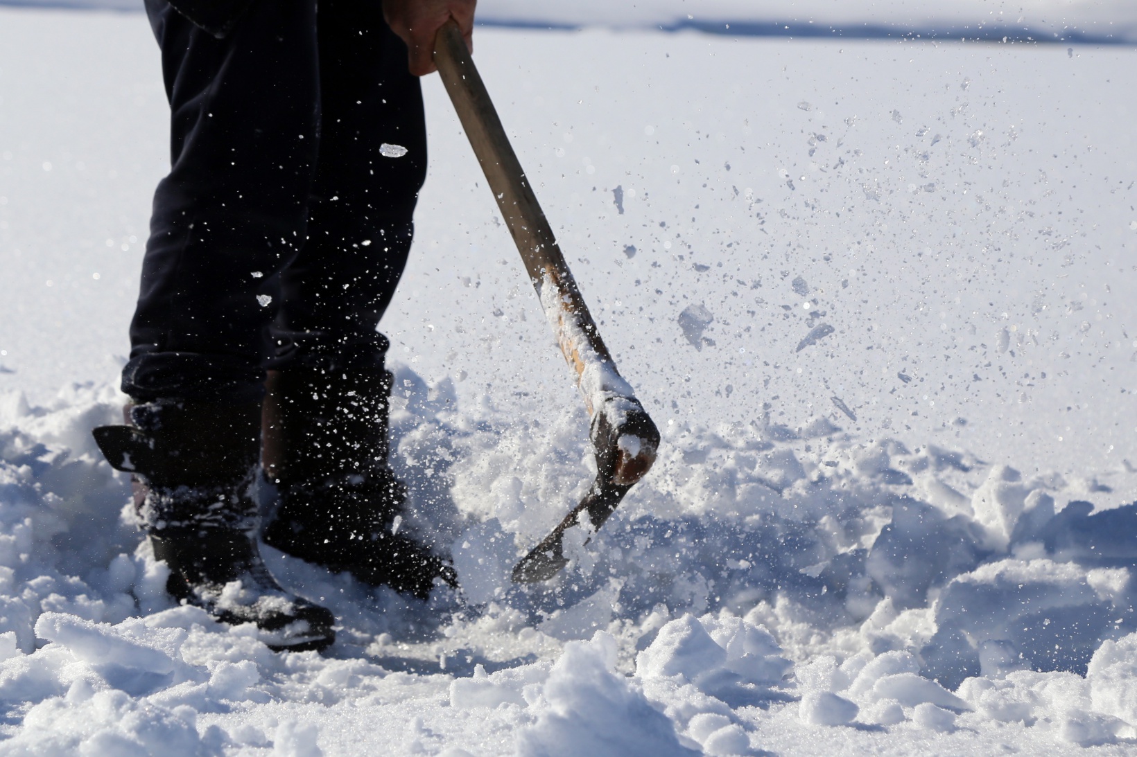 Baraj gölündeki 40 santimlik buzu kazma ile kırıp balık tutuyorlar 8