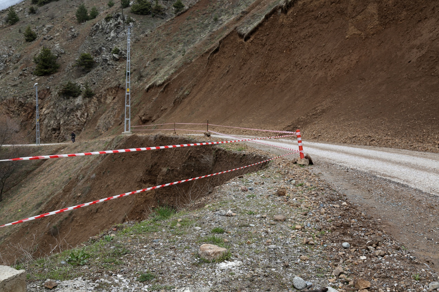 Gümüşhane köy yollarında karla mücadele bitti ‘taşla’ mücadele başladı 6