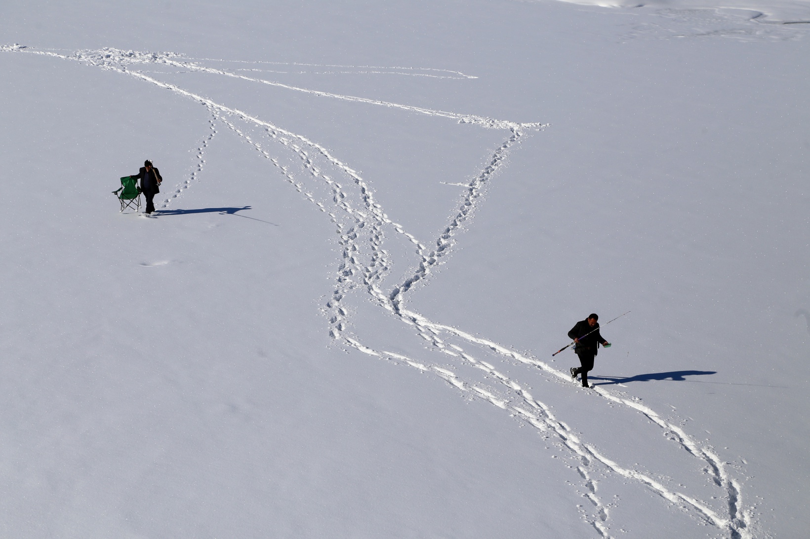 Baraj gölündeki 40 santimlik buzu kazma ile kırıp balık tutuyorlar 11