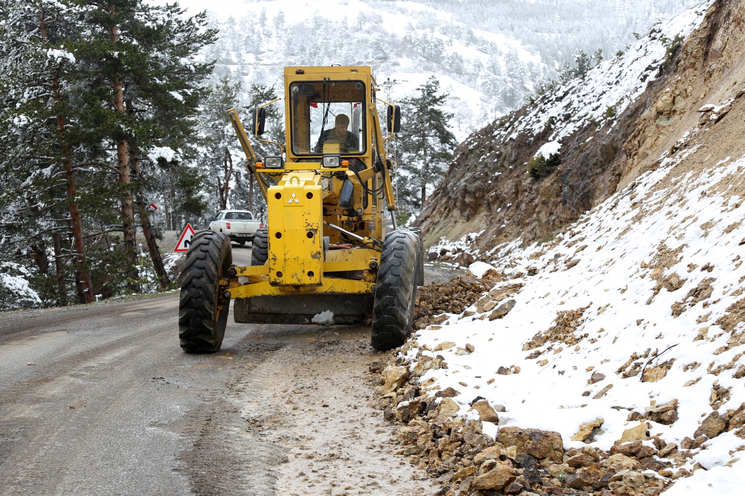 Gümüşhane köy yollarında karla mücadele bitti ‘taşla’ mücadele başladı 5