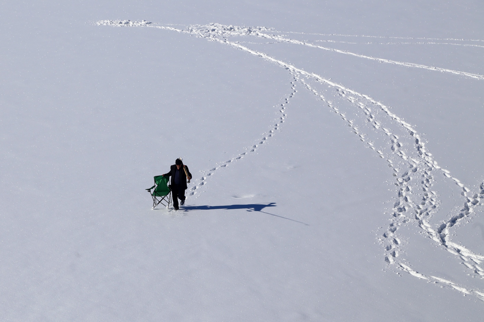 Baraj gölündeki 40 santimlik buzu kazma ile kırıp balık tutuyorlar 4