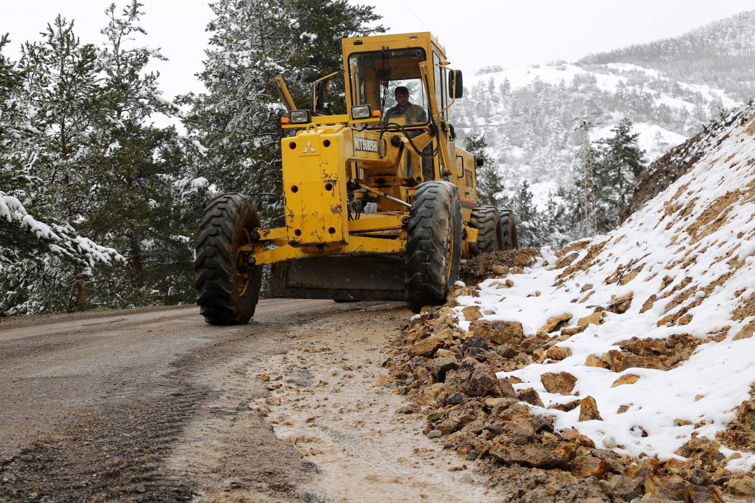 Gümüşhane köy yollarında karla mücadele bitti ‘taşla’ mücadele başladı 4