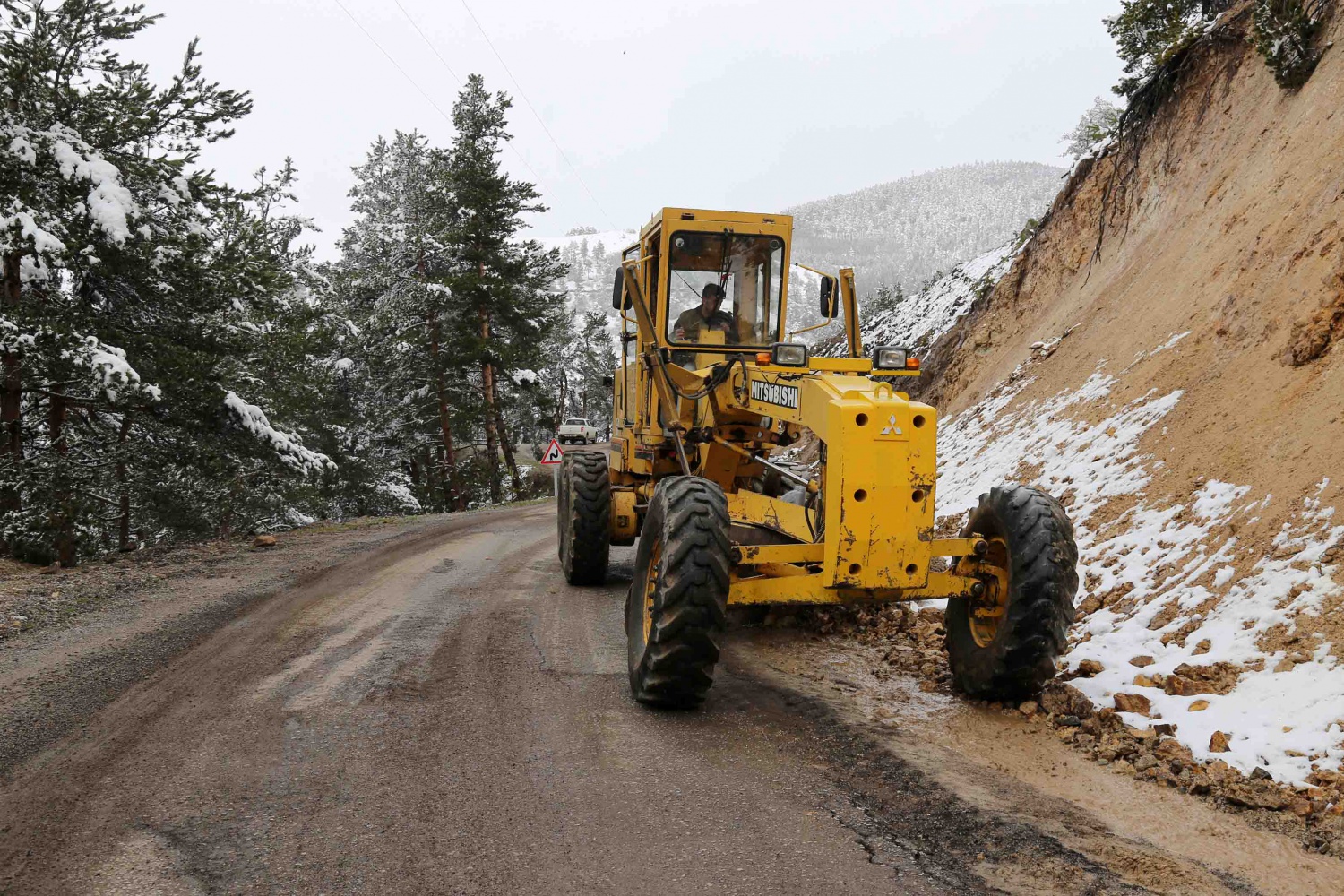 Gümüşhane köy yollarında karla mücadele bitti ‘taşla’ mücadele başladı 1