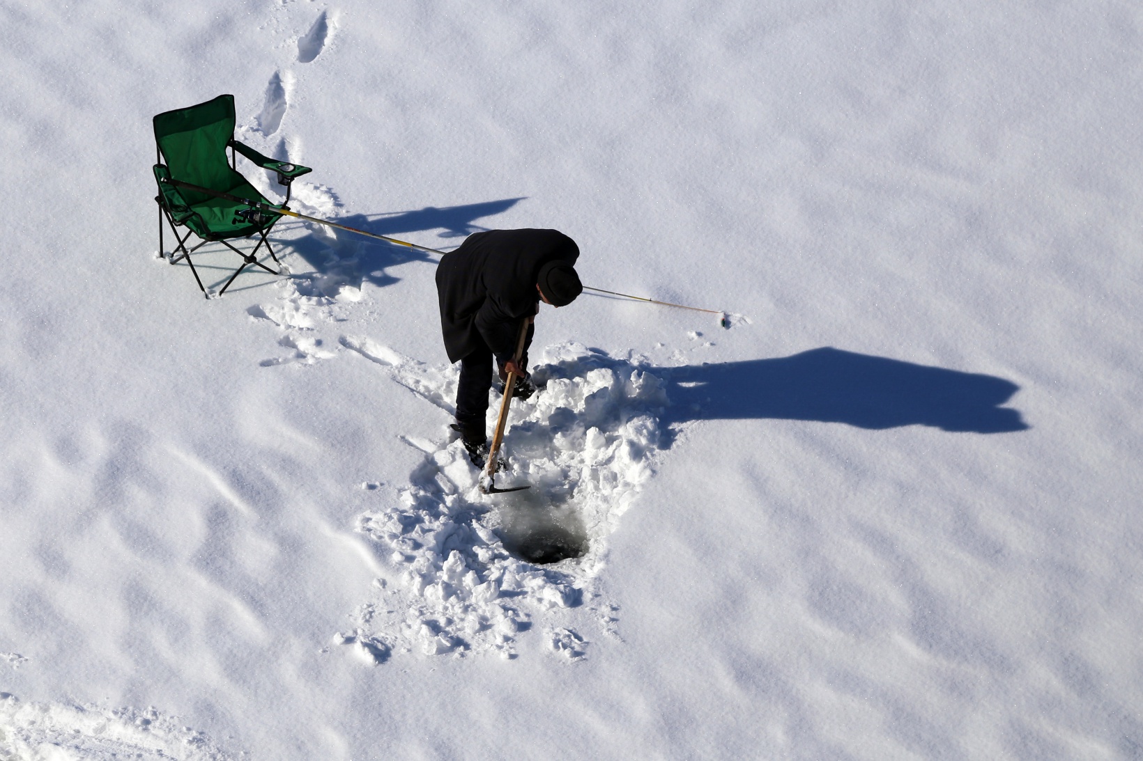 Baraj gölündeki 40 santimlik buzu kazma ile kırıp balık tutuyorlar 5