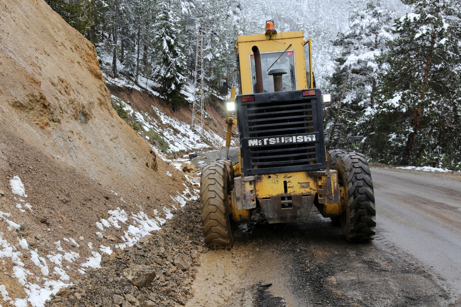 Gümüşhane köy yollarında karla mücadele bitti ‘taşla’ mücadele başladı 8