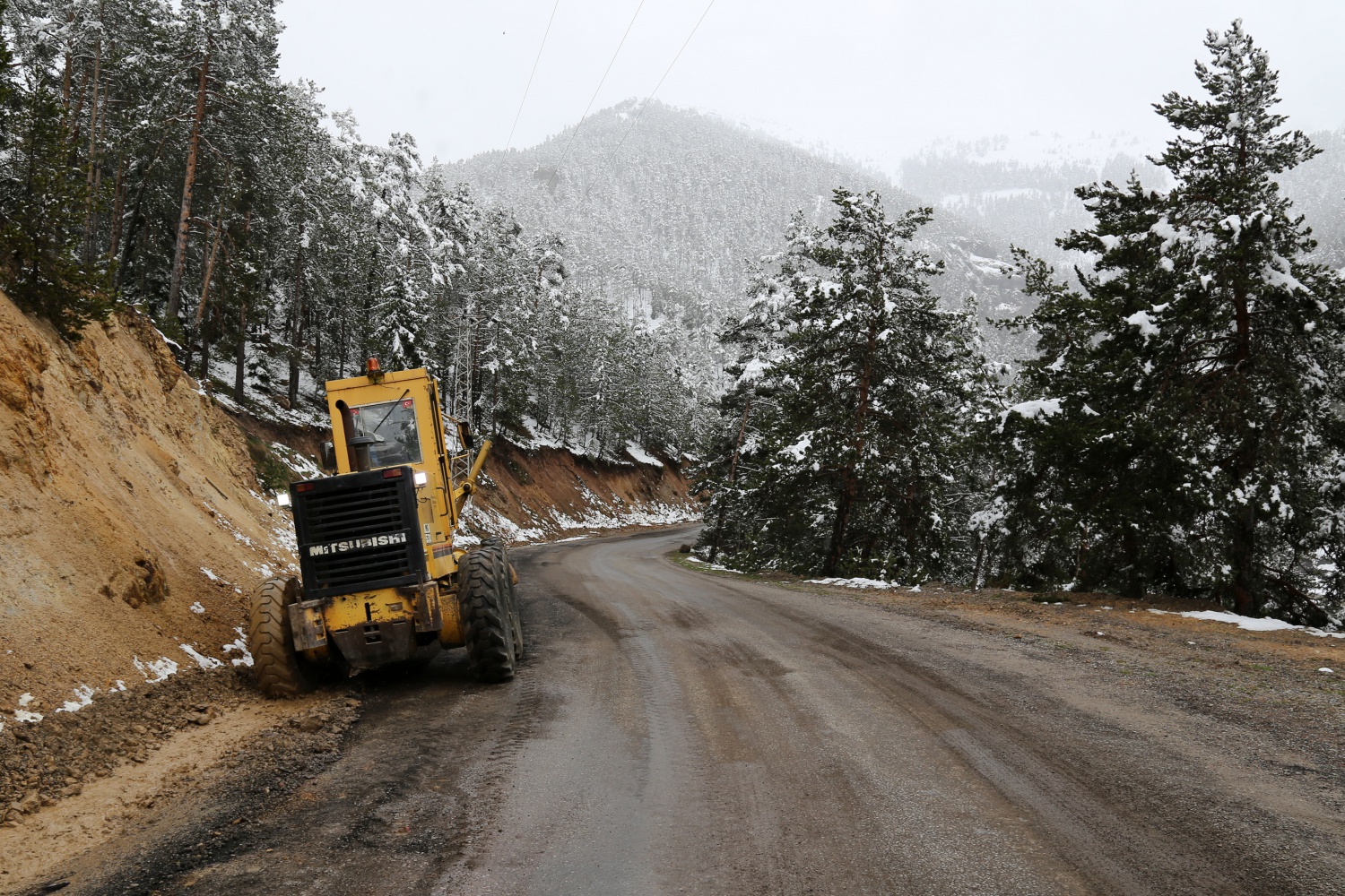 Gümüşhane köy yollarında karla mücadele bitti ‘taşla’ mücadele başladı 12