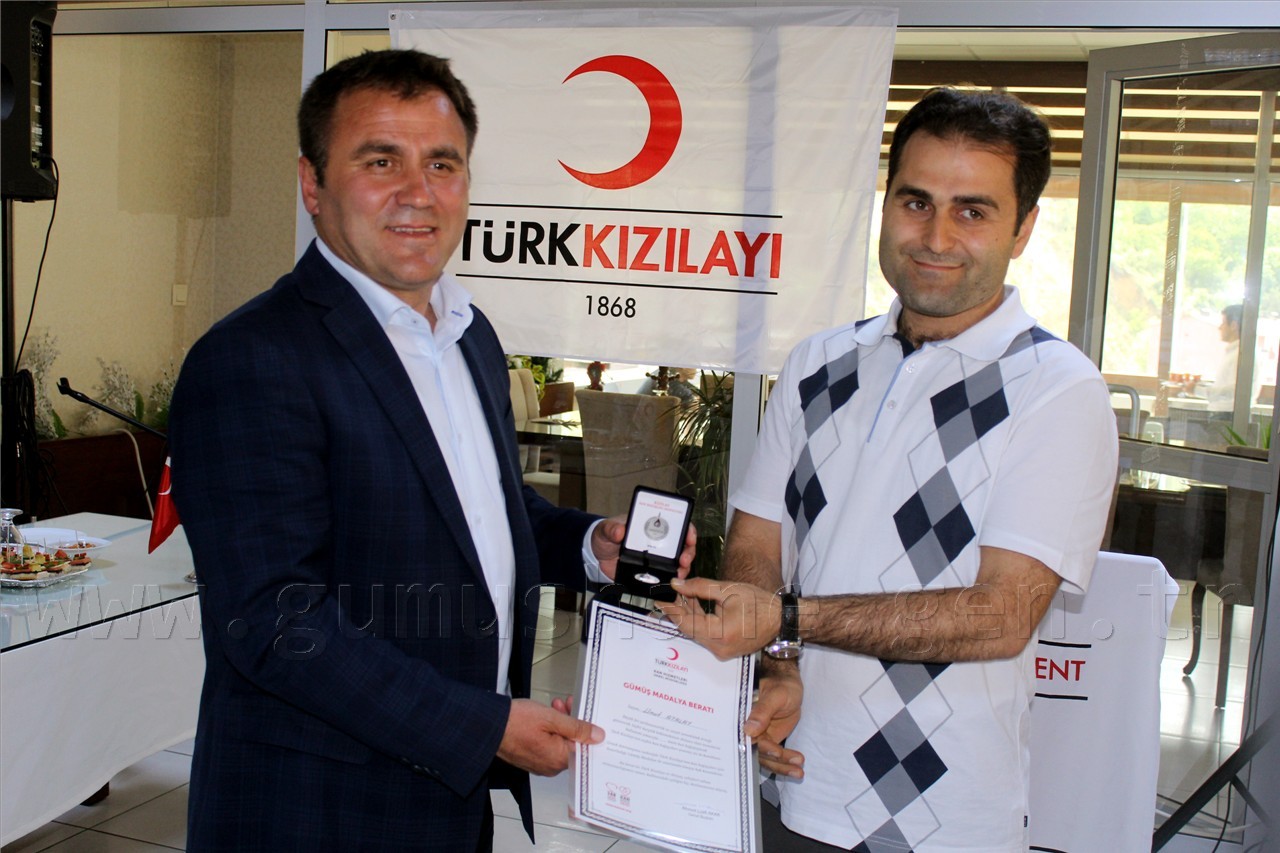 Kan bağışçıları madalyalarını aldı 2