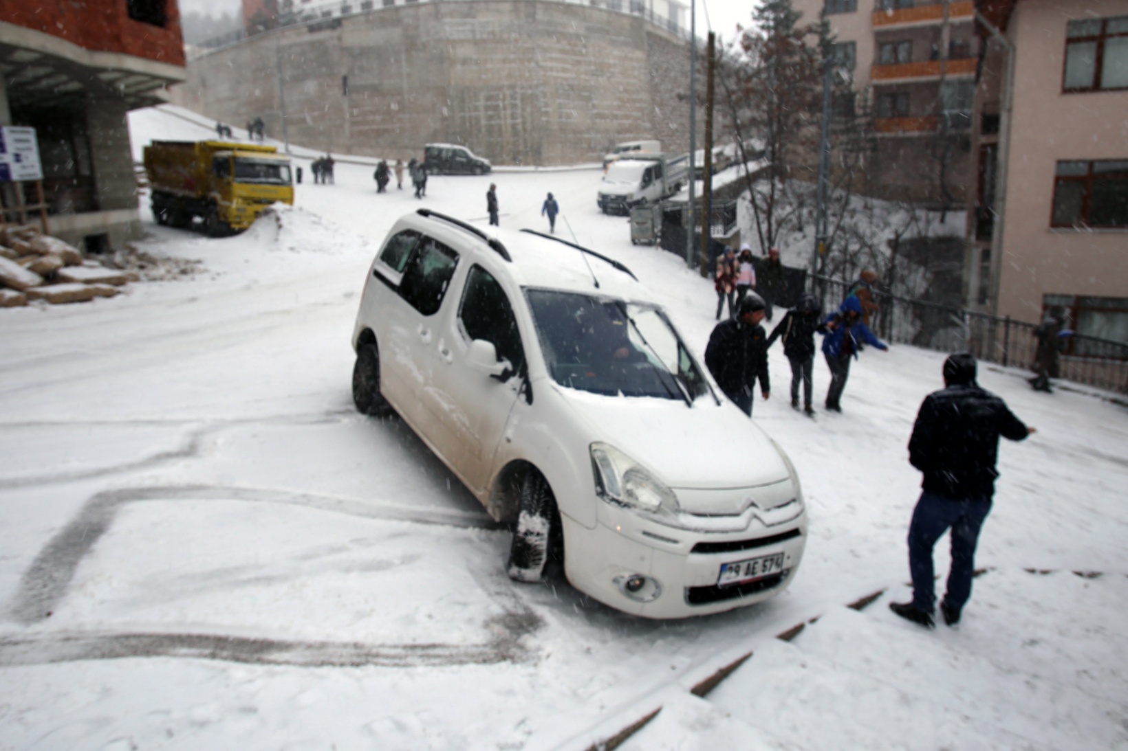 Gümüşhane’de kar yağışı etkili oluyor 1
