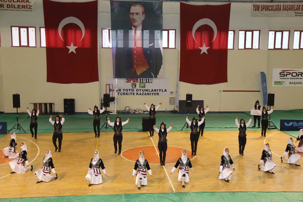 Gümüşhane’de Okullar ve Kulüplerarası Halk Oyunları Yarışması Yapıldı 5