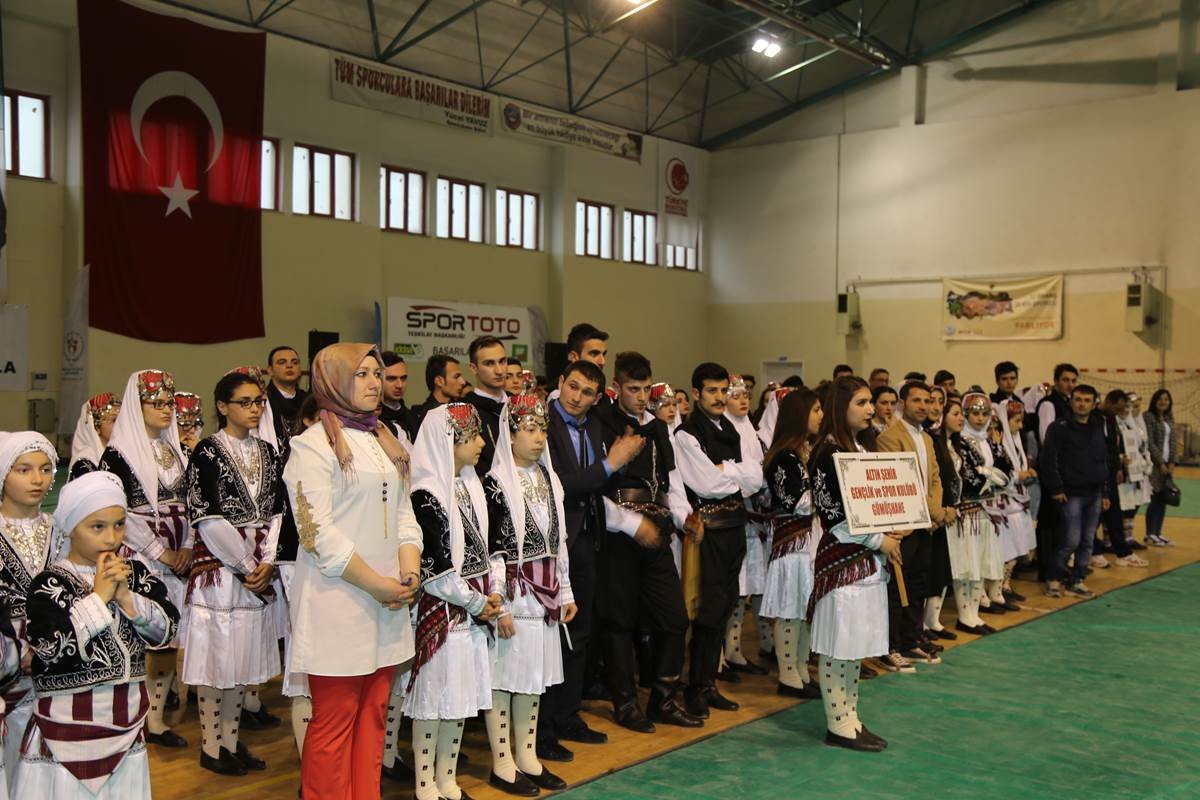 Gümüşhane’de Okullar ve Kulüplerarası Halk Oyunları Yarışması Yapıldı 9