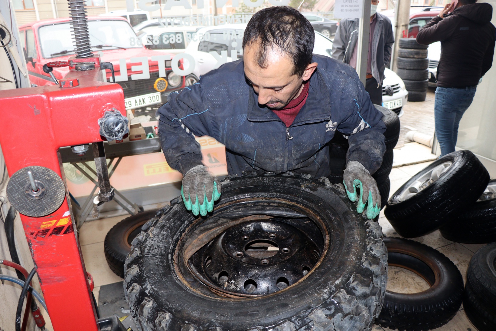 Gümüşhane’de kar yağışıyla birlikte lastikçilerde yoğunluk arttı   6