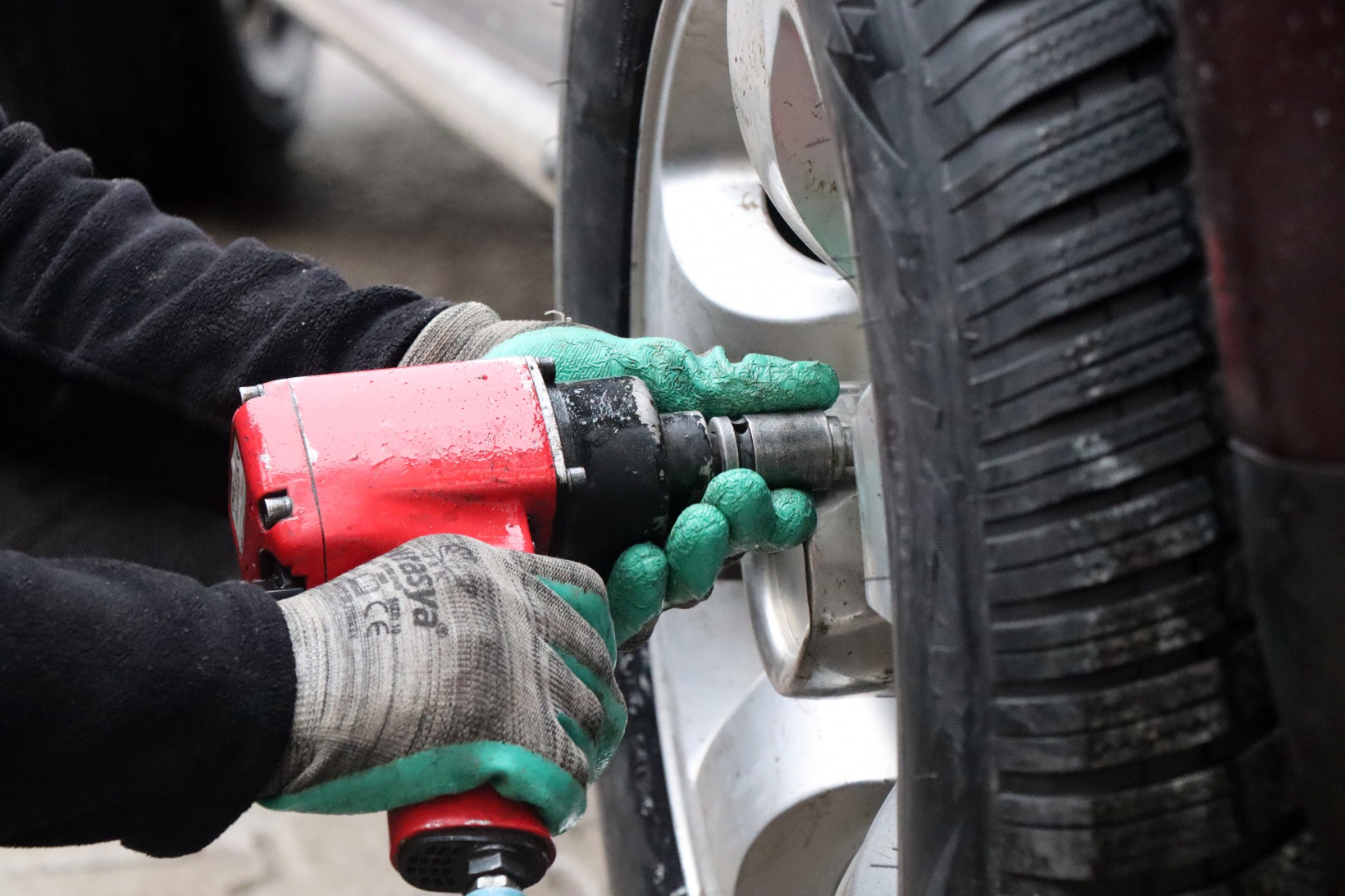 Gümüşhane’de kar yağışıyla birlikte lastikçilerde yoğunluk arttı   3