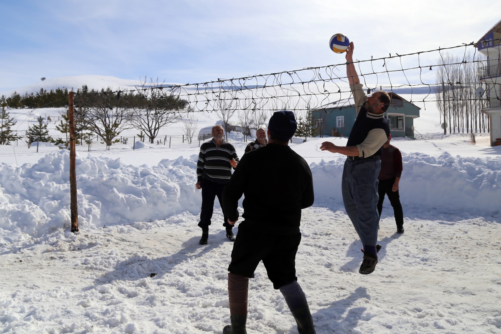 Bu köyde 30 yıldır kar voleybolu oynanıyor 4