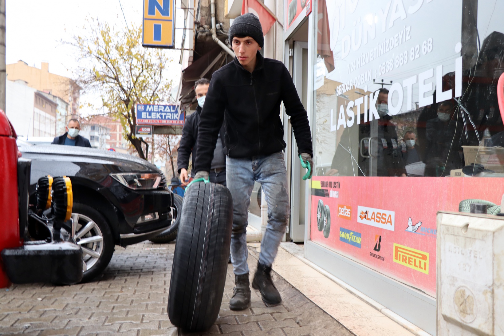 Gümüşhane’de kar yağışıyla birlikte lastikçilerde yoğunluk arttı   1