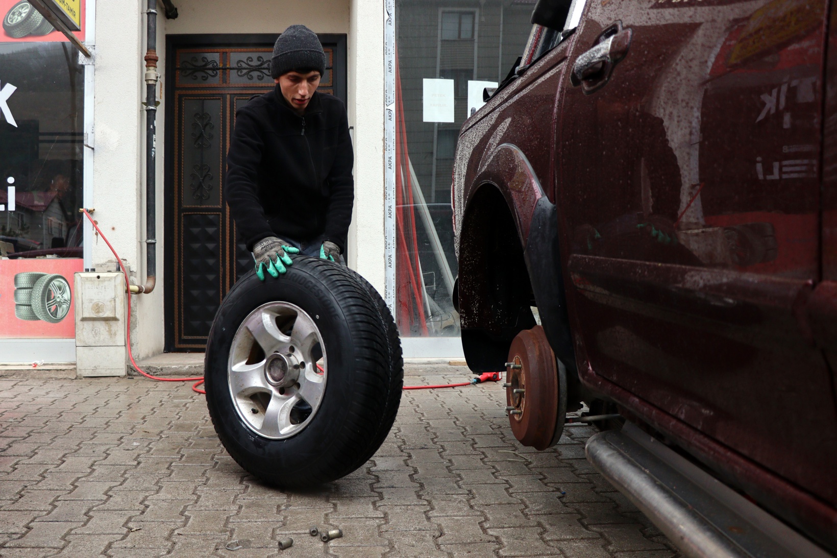 Gümüşhane’de kar yağışıyla birlikte lastikçilerde yoğunluk arttı   7