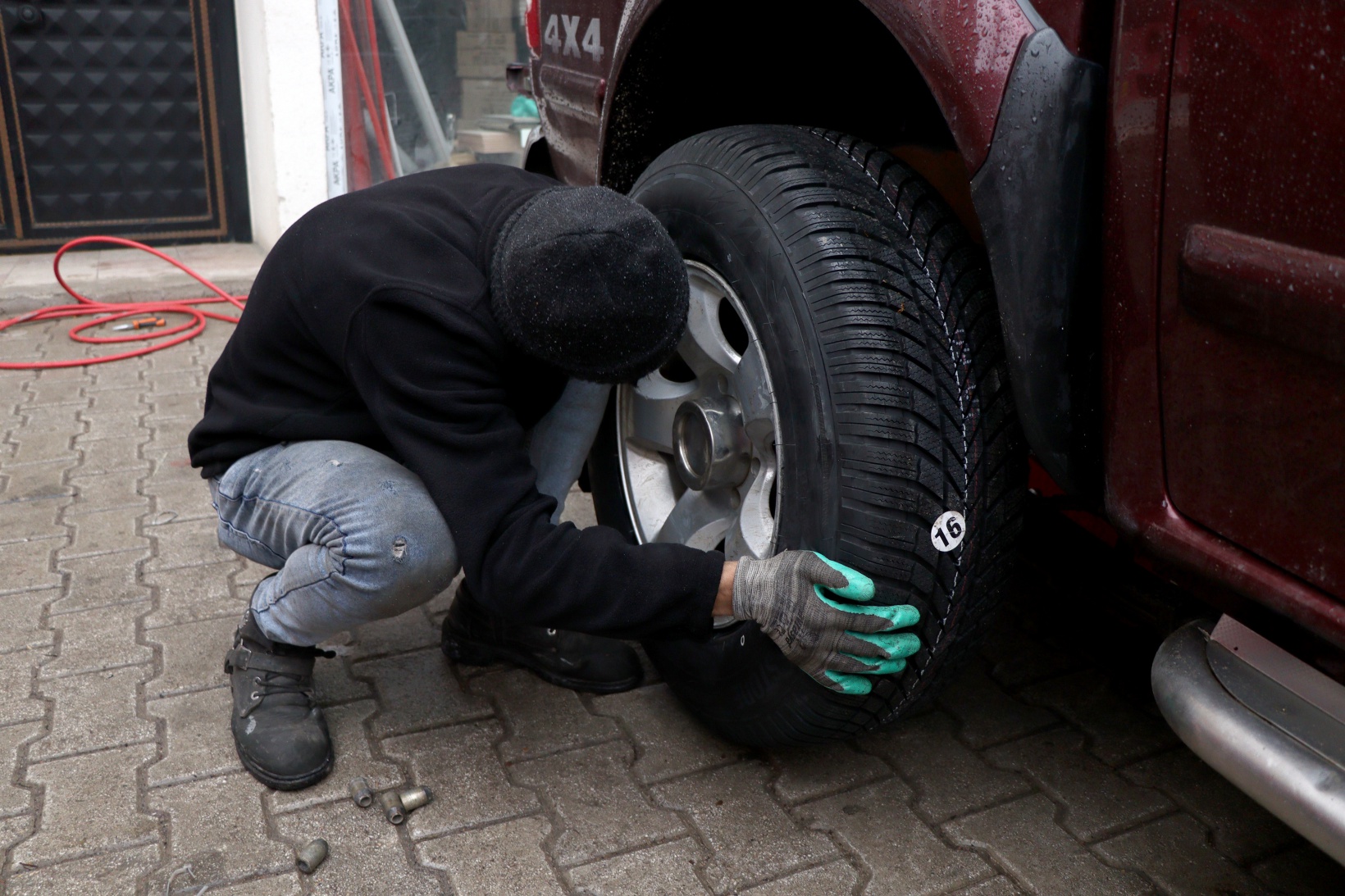 Gümüşhane’de kar yağışıyla birlikte lastikçilerde yoğunluk arttı   4