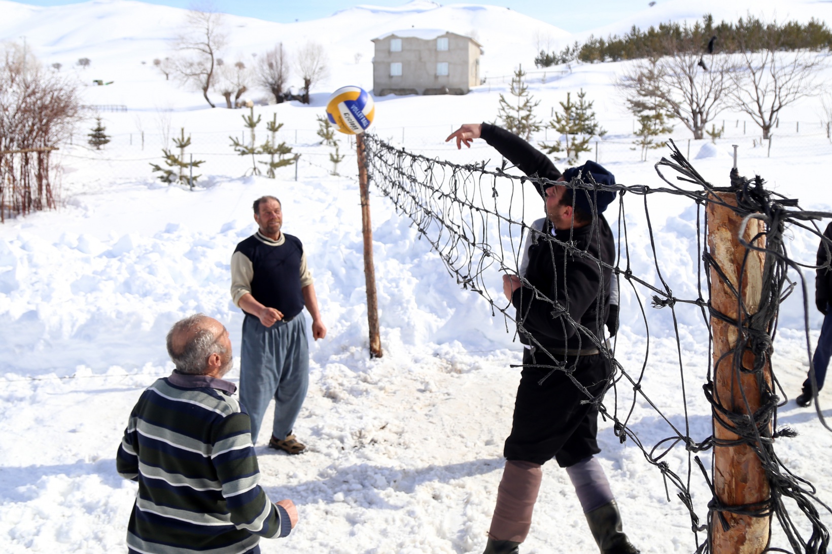 Bu köyde 30 yıldır kar voleybolu oynanıyor 7