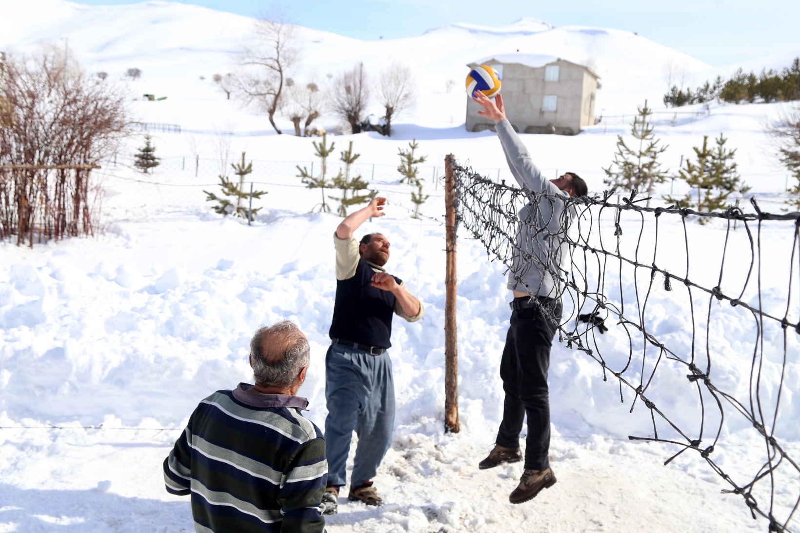 Bu köyde 30 yıldır kar voleybolu oynanıyor 6