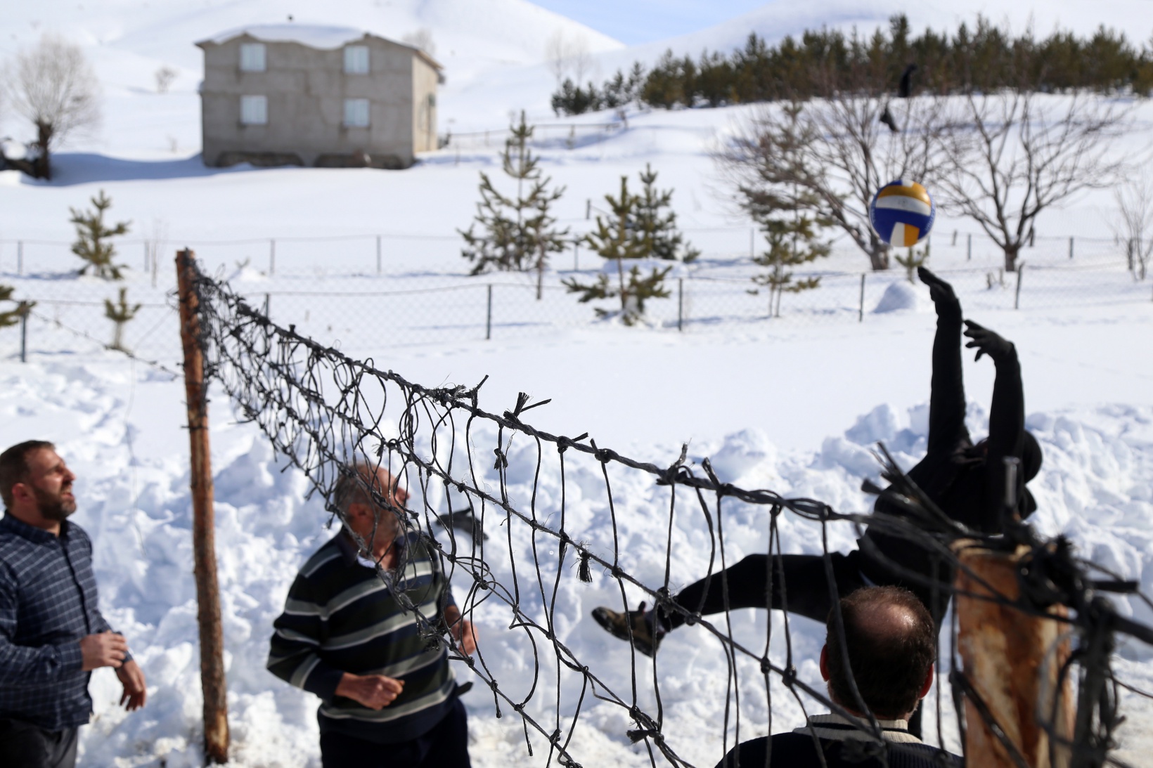 Bu köyde 30 yıldır kar voleybolu oynanıyor 22