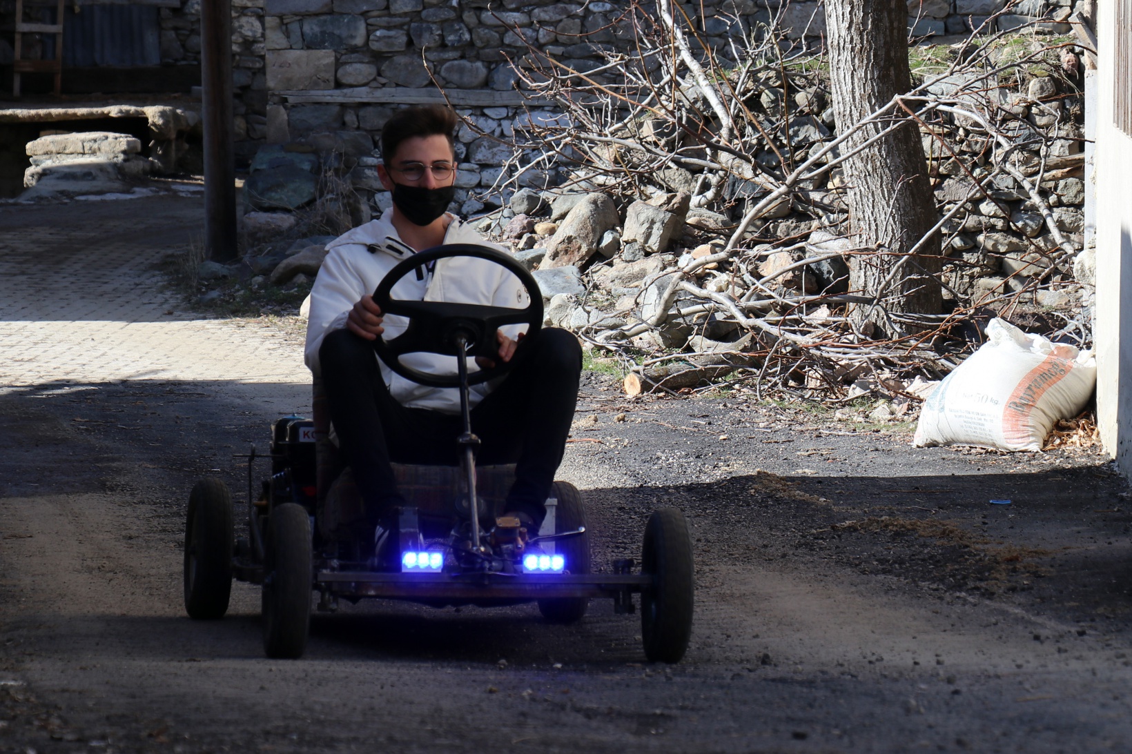 Cep telefonlarını satıp kendilerine araba yaptılar 11