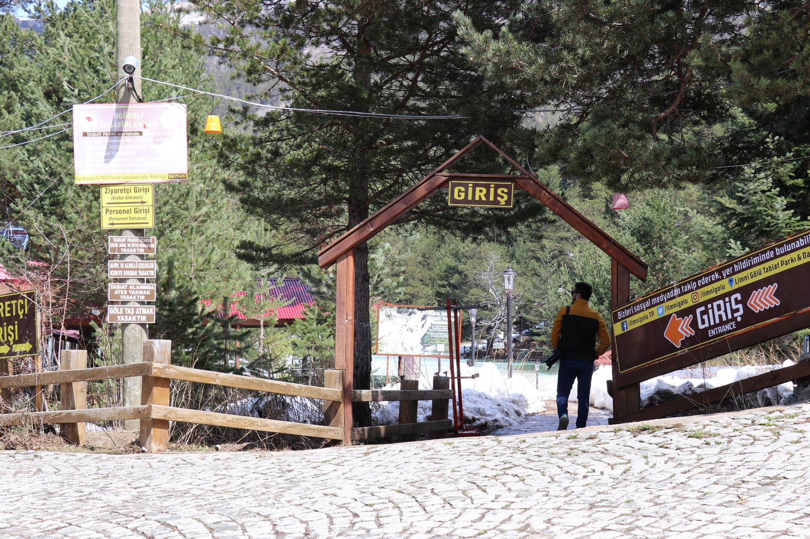 Limni Gölünde yılın son kar manzarası büyüledi 30