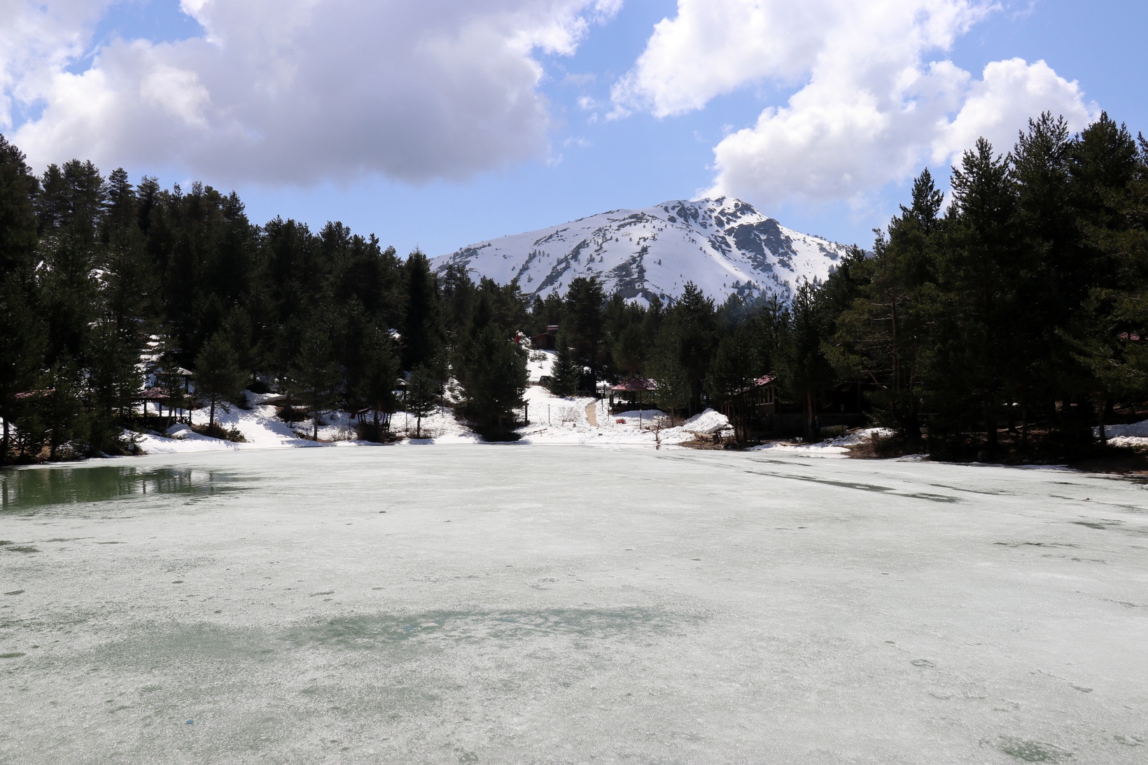 Limni Gölünde yılın son kar manzarası büyüledi 17
