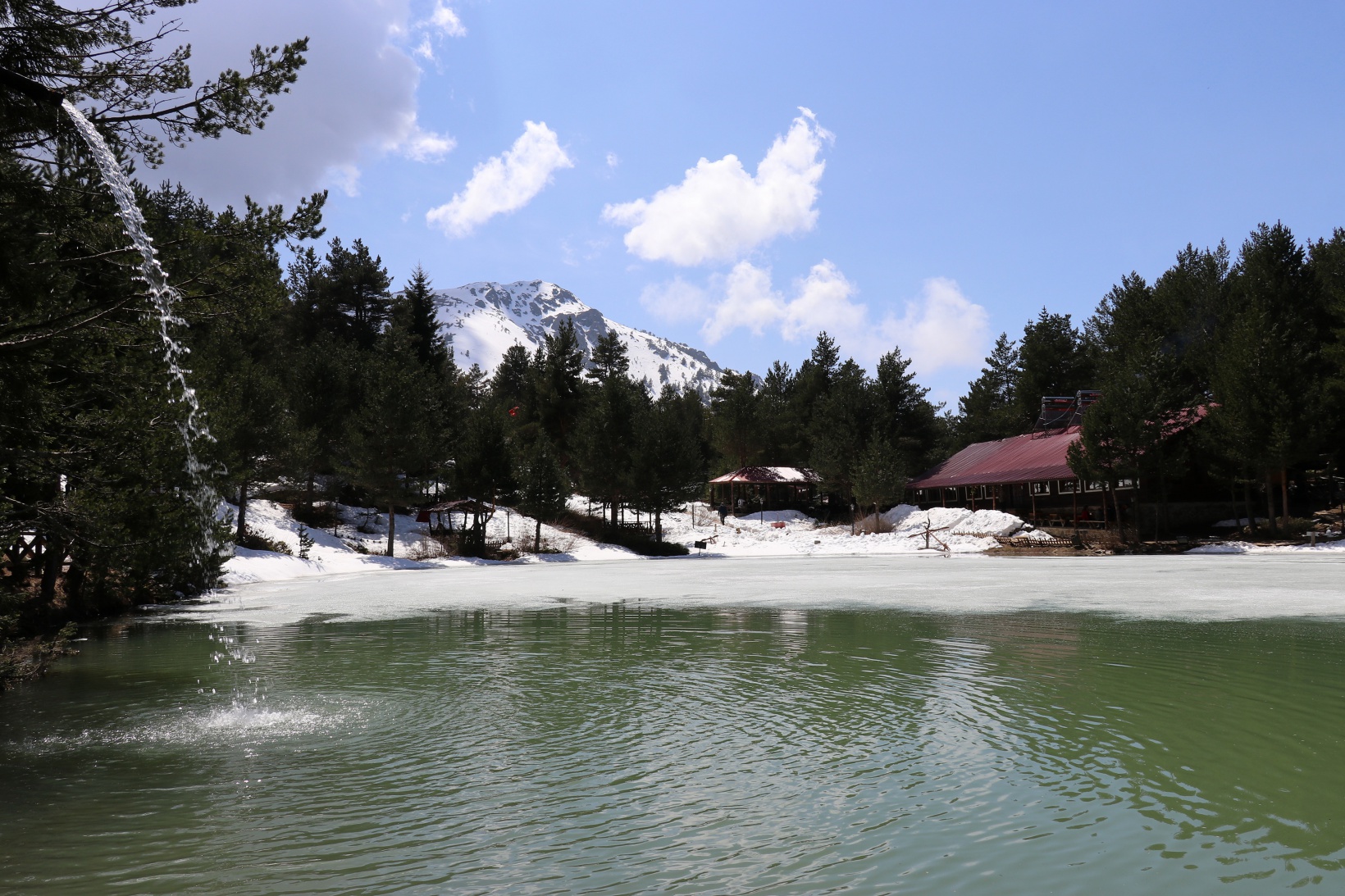 Limni Gölünde yılın son kar manzarası büyüledi 15