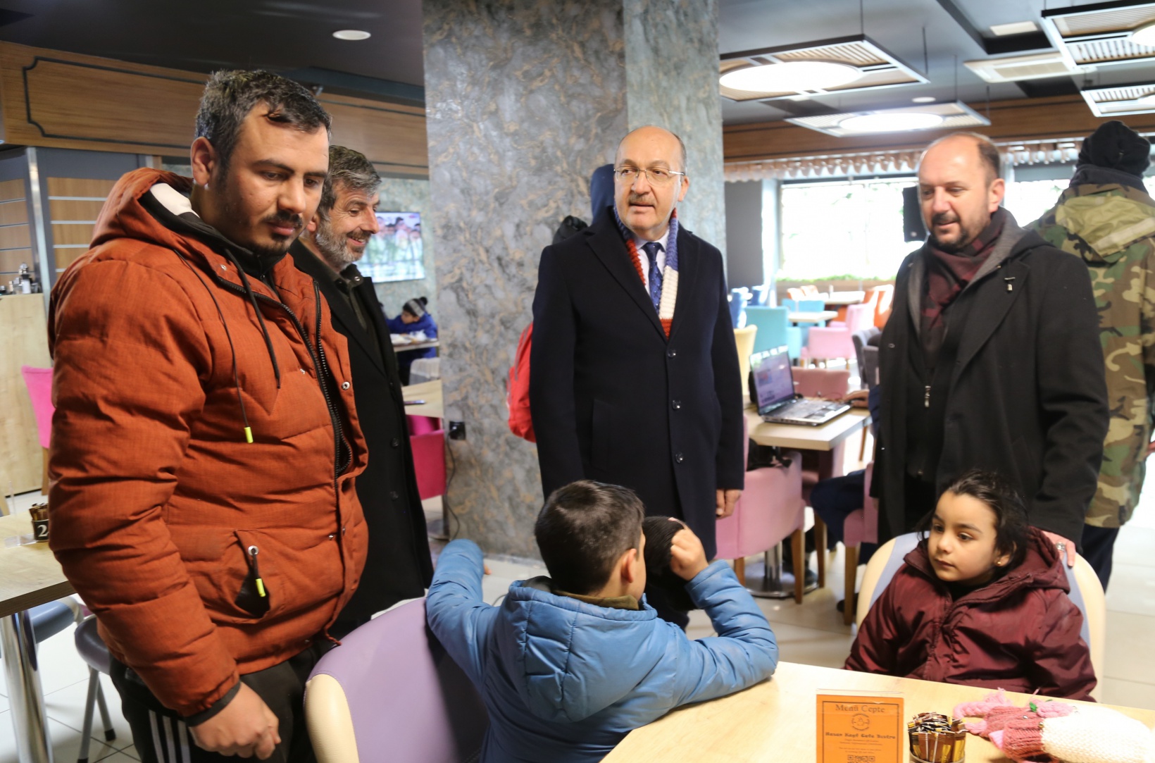 Depremzede öğrenci ve aileleri üniversiteye getirildi 2