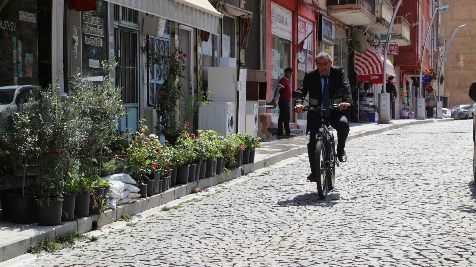 Yarım asırdır takım elbiseyle televizyon tamir ediyor 10