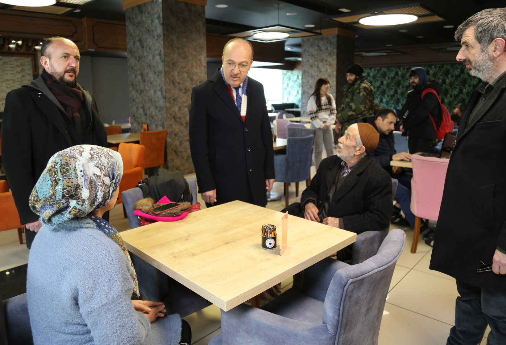 Depremzede öğrenci ve aileleri üniversiteye getirildi 5