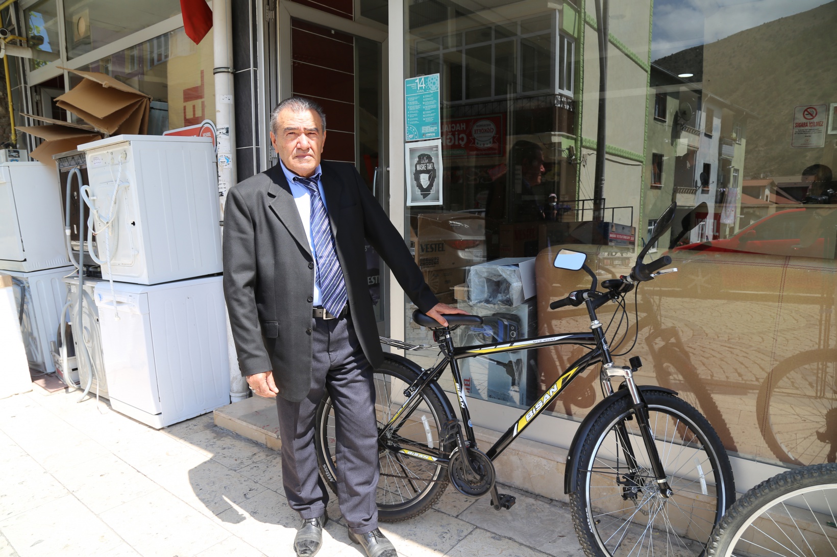 Yarım asırdır takım elbiseyle televizyon tamir ediyor 9