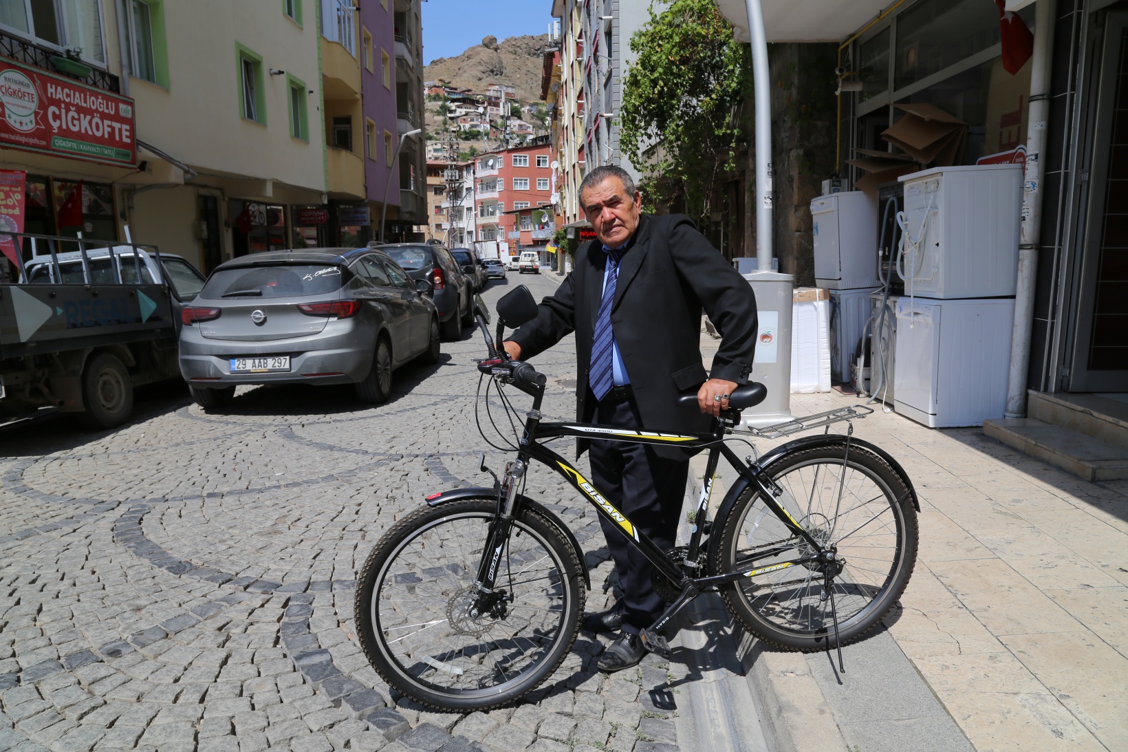 Yarım asırdır takım elbiseyle televizyon tamir ediyor 6